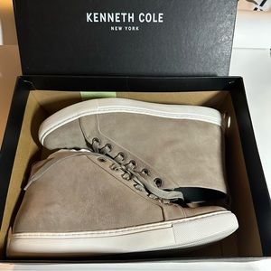 Kenneth Cole New York Kaleb Cloud; color gray; 8.5 M in size.